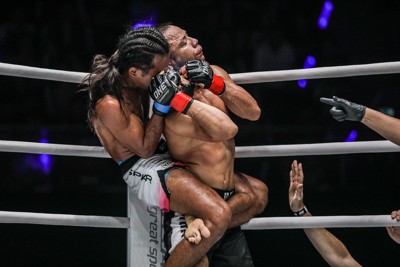 "Jungle Cat" Muhammad Aiman submits Chen Lei