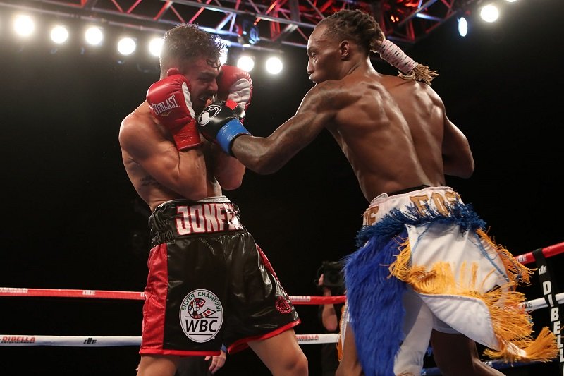 Junior lightweight O’Shaquie Foster (right) vs. Jon Fernandez. Photo credit: Dave Mandel/Showtime