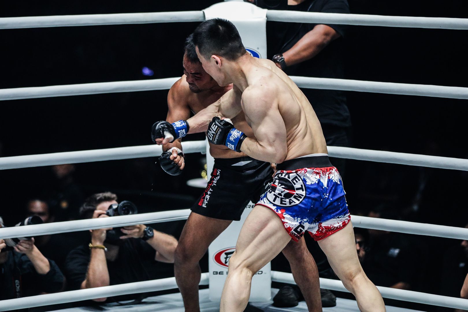 Miao Li Tao lands the knockout blow against Dejdamrong