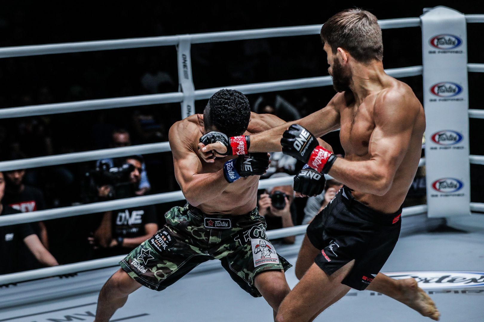 ALeksi Toivonen battles Akihiro Fujisawa at ONE: MASTERS OF DESTINY