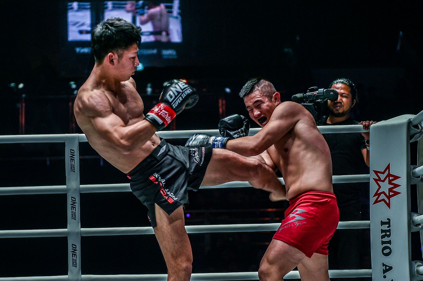 Hiroki Akimoto defeats Kenny Tse at ONE: MASTERS OF DESTINY