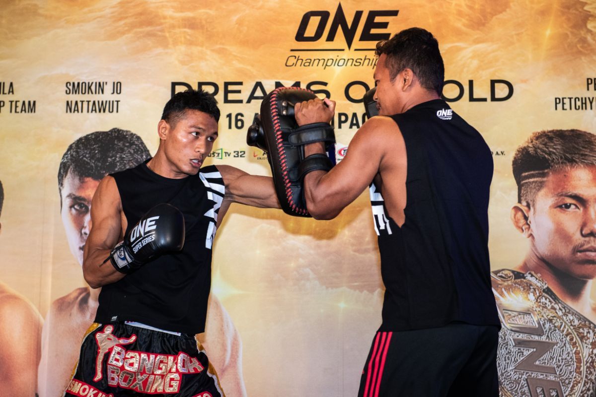 Smokin Jo Nattawut hits pads at the ONE: DREAMS OF GOLD open workout