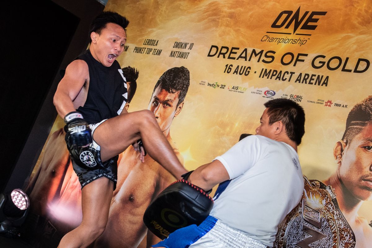 Lerdsila Phuket Top Team hits pads at the ONE: DREAMS OF GOLD open workout