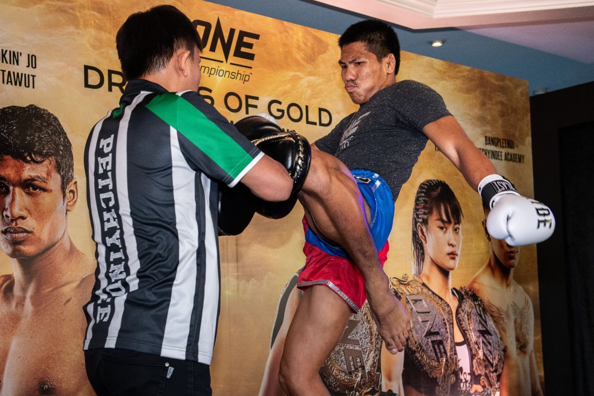 Petchdam Petchyindee Academy hits pads at the ONE: DREAMS OF GOLD open workout