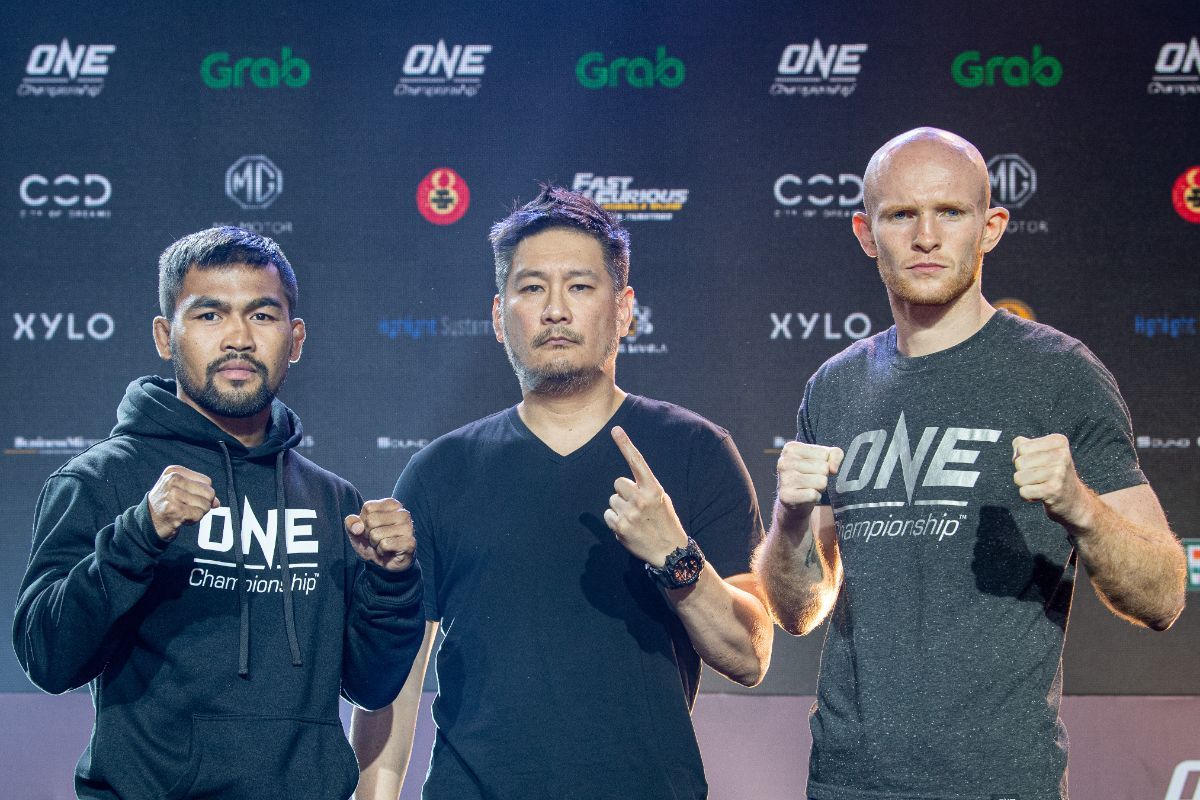Rodlek PK.Saenchaimuaythaigym and Andrew Miller face the media at the ONE DAWN OF HEROES pre-event press conference