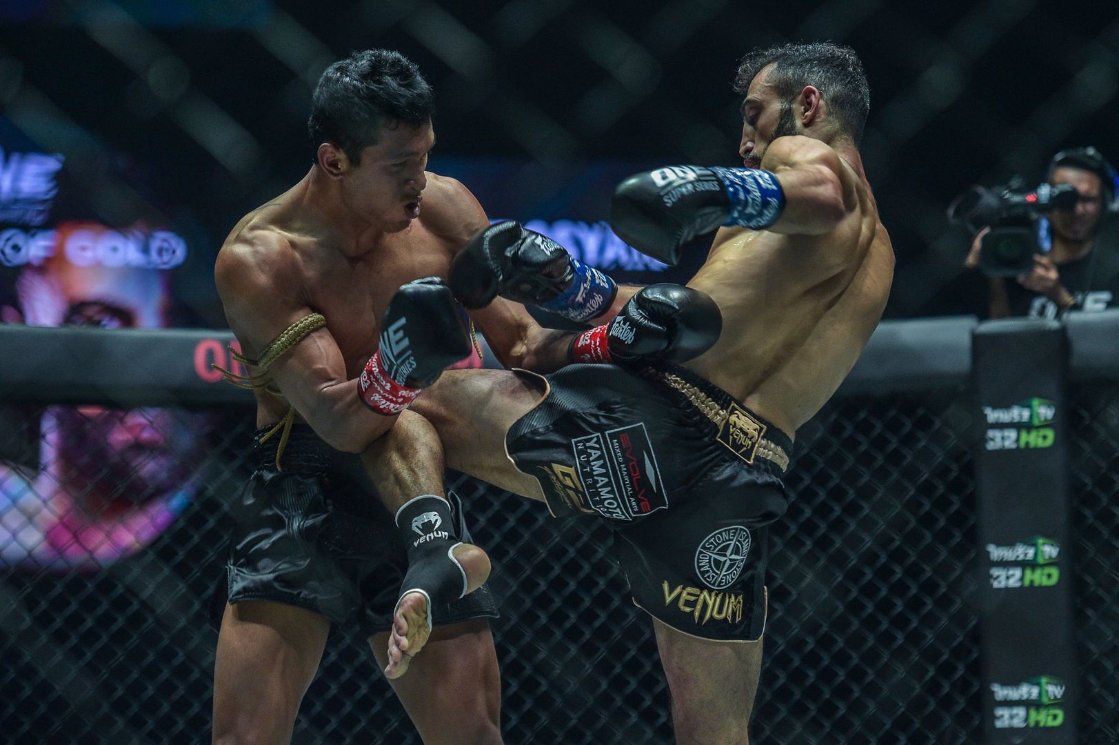 Giorgio Petrosyan connects with a knee to Jo Nattawut's gut