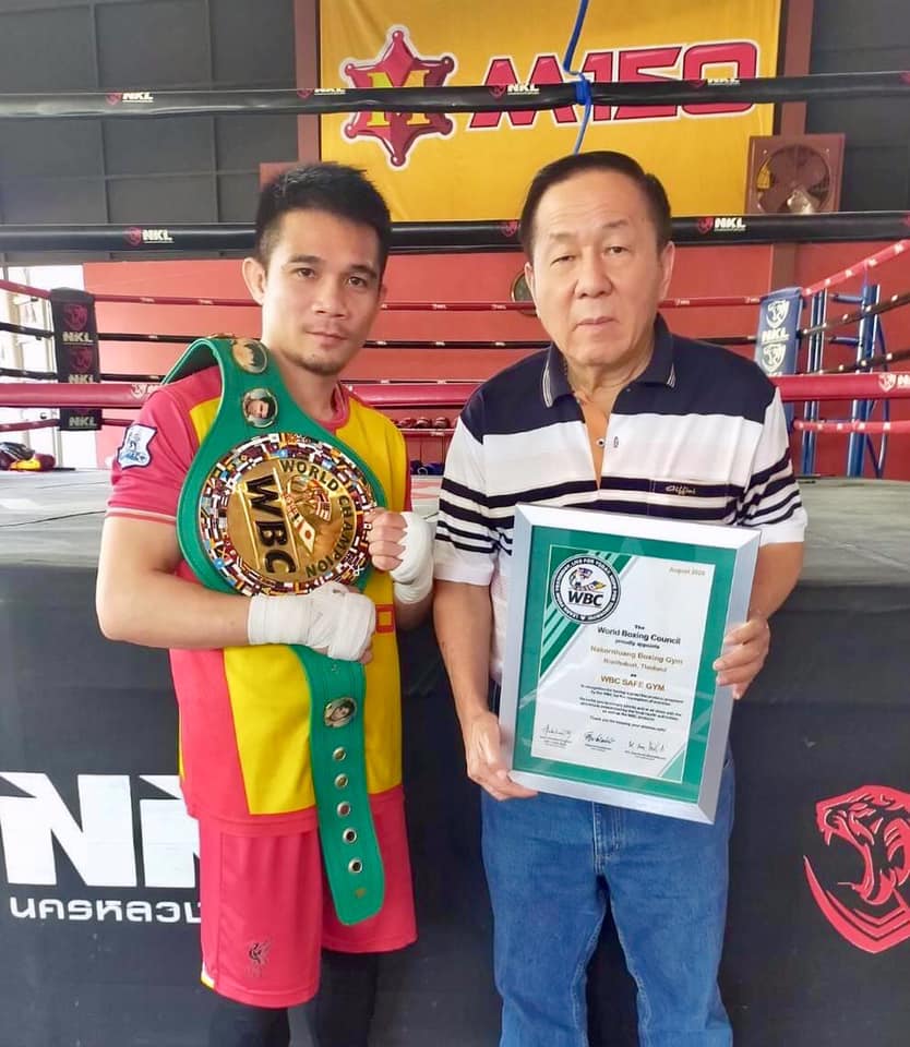 Sia Hui and Srisaket Receive WBC Certificate