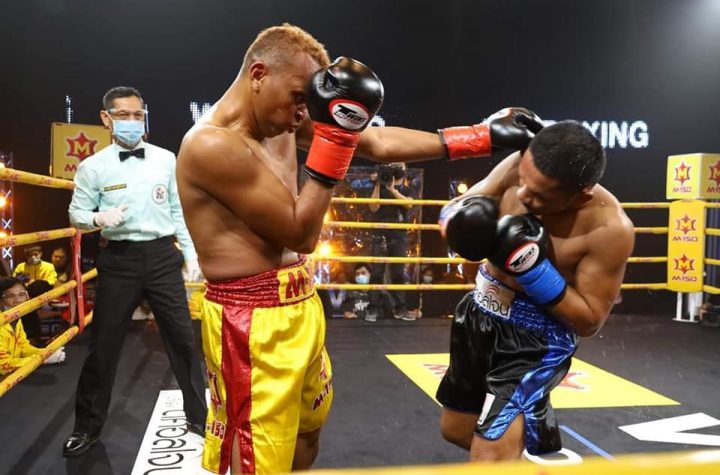 Charunphak knockouts Phulaikhao in the 4th