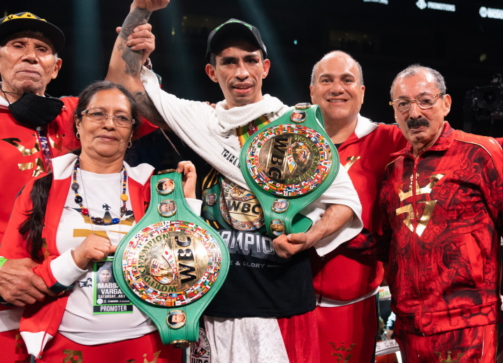 Regal Rey wins the WBC featherweight title