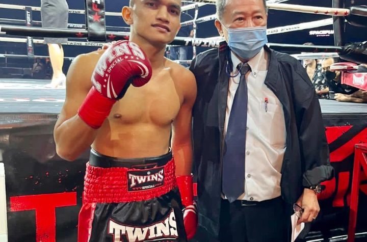 Filipino John Michael Zulueta with boxing patron Naris Singwancha
